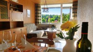 a living room with a table with wine glasses at JÜRGEN Haus KMB Seeappartement am Ossiacher See, Hallenbad, Skiarena Gerlitzen in Bodensdorf