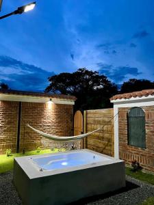 a hot tub in the backyard of a house at Cabaña el Anhelo Calma in Ginebra