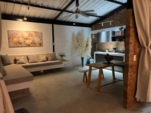 a living room with a couch and a table at Cabaña el Anhelo Calma in Ginebra