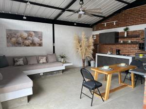 a living room with a couch and a table at Cabaña el Anhelo Calma in Ginebra
