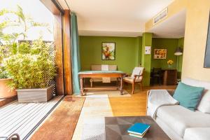 a living room with a couch and a table at Hotel Le Djoloff in Dakar