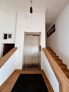 ein Aufzug in einem Gebäude mit Treppenhaus in der Unterkunft Jato Hotel Boutique in Tuxpan de Rodríguez Cano