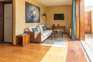 a living room with a couch and a tv at Hotel Le Djoloff in Dakar