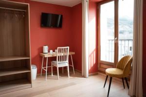 a room with a table and chairs and a window at L'Azimut in Senez