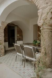 a patio with a table and chairs in a building at Alma de Barro in El Puente del Arzobispo