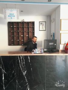 Un uomo seduto al bancone in un ufficio di Hotel Chaouen a Chefchaouen