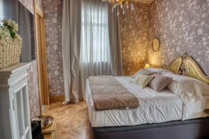 a bedroom with a bed in a room with wallpaper at Hotel Boutique Cata & Rose - Exclusivo y tranquilo en O Grove in O Grove