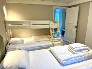 two bunk beds in a small room with twounks at Villa Holmen, ground floor apartment in Balestrand