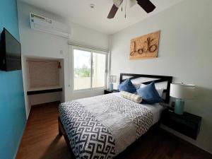 ein Schlafzimmer mit Bett und Deckenventilator in der Unterkunft Jato Hotel Boutique in Tuxpan de Rodríguez Cano + 25 Fotos