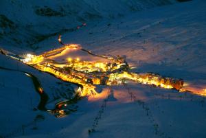 a view of a ski resort in the snow at night at Immodelpas Grizzly in Pas de la Casa