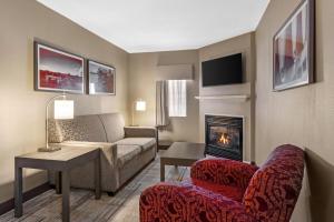 a living room with a couch and a fireplace at Best Western Colonel Butler Inn in Niagara-on-the-Lake