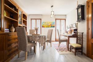 a dining room with a table and chairs at Acogedora casa histórica en Segovia by CABANA Rentals in La Lastrilla