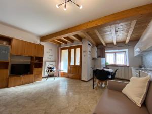 a kitchen and living room with a couch and a table at Casa Elisa in Onore