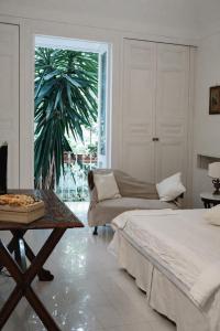 ein Wohnzimmer mit einem Bett und einer Couch in der Unterkunft White Suite Capri in Capri