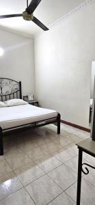 a bedroom with a bed and a ceiling fan at Hotel Terraza Girardot in Girardot