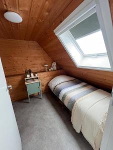 a bedroom with a bed and a window at It Jachtfjild in Het Jachtveld