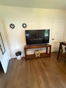 a living room with a flat screen tv on a table at Palace priv april in Decatur