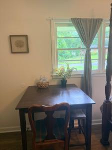 a wooden table with chairs and a window at Palace priv april in Decatur