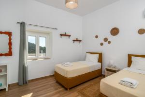 a bedroom with two beds and a window at Vira Señor House in Triovasálos