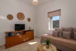 a living room with a couch and a tv at Vira Señor House in Triovasálos
