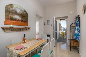 a kitchen and dining room with a table and chairs at Vira Señor House in Triovasálos