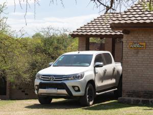 a white truck parked in front of a brick building at Sombra de Liebre Casas de Campo en Villa General Belgrano in Villa General Belgrano