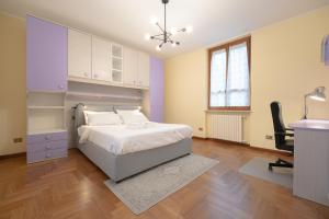 a bedroom with a bed and a desk and a chair at Appartamento indipendente in villa a Casalpusterlengo in Casalpusterlengo +17 photos
