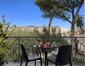 a table and chairs on a balcony with a view at Residenza Madonna in Pompei