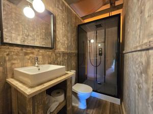 a bathroom with a sink and a shower and a toilet at Camping Costa Dorada Tienda Lua in Canet de Mar