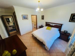 a bedroom with a bed and a table in it at 2 bed appartment, close to the beach in Albufeira