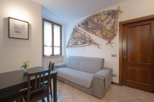 a living room with a couch and a table at Appartamento indipendente in villa a Casalpusterlengo in Casalpusterlengo