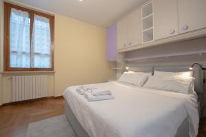 a bedroom with a large white bed and a window at Appartamento indipendente in villa a Casalpusterlengo in Casalpusterlengo