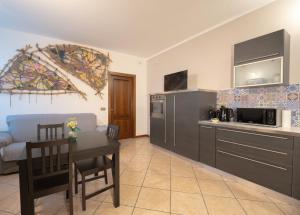 a kitchen and living room with a table and a couch at Appartamento indipendente in villa a Casalpusterlengo in Casalpusterlengo