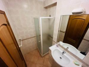a bathroom with a sink and a shower at 2 bed appartment, close to the beach in Albufeira +5 photos