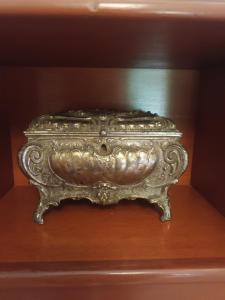 a silver vase sitting on top of a shelf at Villa Jucumarini in Coroico