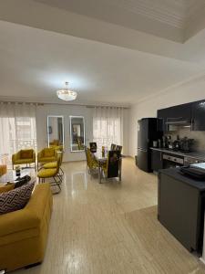 a living room with a couch and a table and chairs at Appartement de luxe à Tanger Maroc in Tangier