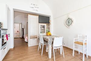 a kitchen and dining room with a table and chairs at La casetta di pami- Enjoy Apulia in Monopoli