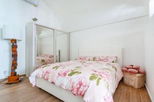 a bedroom with a pink bed with a mirror at La casetta di pami- Enjoy Apulia in Monopoli