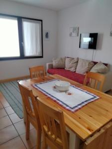ein Wohnzimmer mit Tisch, Stühlen und Sofa in der Unterkunft Le Laite in Conco + 7 Fotos