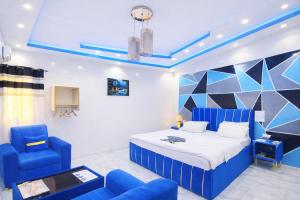 a bedroom with a blue bed and blue chairs at Résidence Senghor - THIÈS in Thiès +36 photos