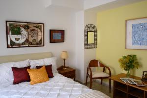 a bedroom with a bed and a desk and a chair at AstArte Guesthouse in Castillo de Locubín