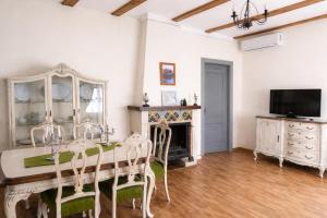 a dining room with a table and a fireplace at Casa Rural la Quinteria de Sancho piscina para tres apartamentos in Argamasilla de Alba