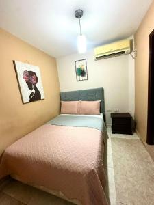 a bedroom with a bed in a room at Bahia Suite Alojamiento Centro historico in Santa Marta