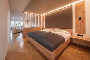 ein Schlafzimmer mit einem großen Bett in einem Zimmer in der Unterkunft Moderne Ferienwohnung mit Ifenblick, Panorama & Parkplatz in Oberstdorf