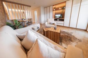 ein Wohnzimmer mit Sofa und Tisch in der Unterkunft Moderne Ferienwohnung mit Ifenblick, Panorama & Parkplatz in Oberstdorf