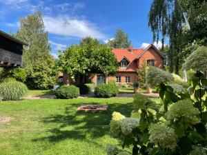 an old brick house with a garden in front of it at Ferienwohnung VIER Hof Himmelgrün in Saal