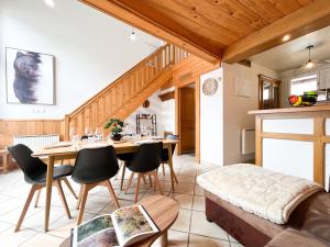 a kitchen and dining room with a table and chairs at Duplex Les Gets Centre Local VTT Sécurisé & Balcon 6P in Les Gets