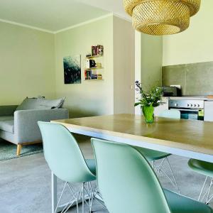 a living room with a table and chairs at Ferienwohnung VIER Hof Himmelgrün in Saal