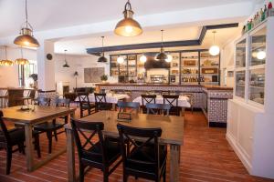 a restaurant with tables and chairs and a bar at Hotel Boutique Las dos Peñas in Mier