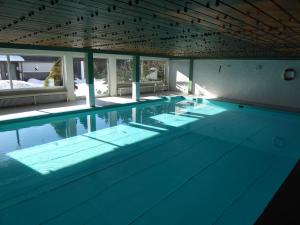 a large swimming pool with blue water at Appartement Vogelnest in Oy-Mittelberg